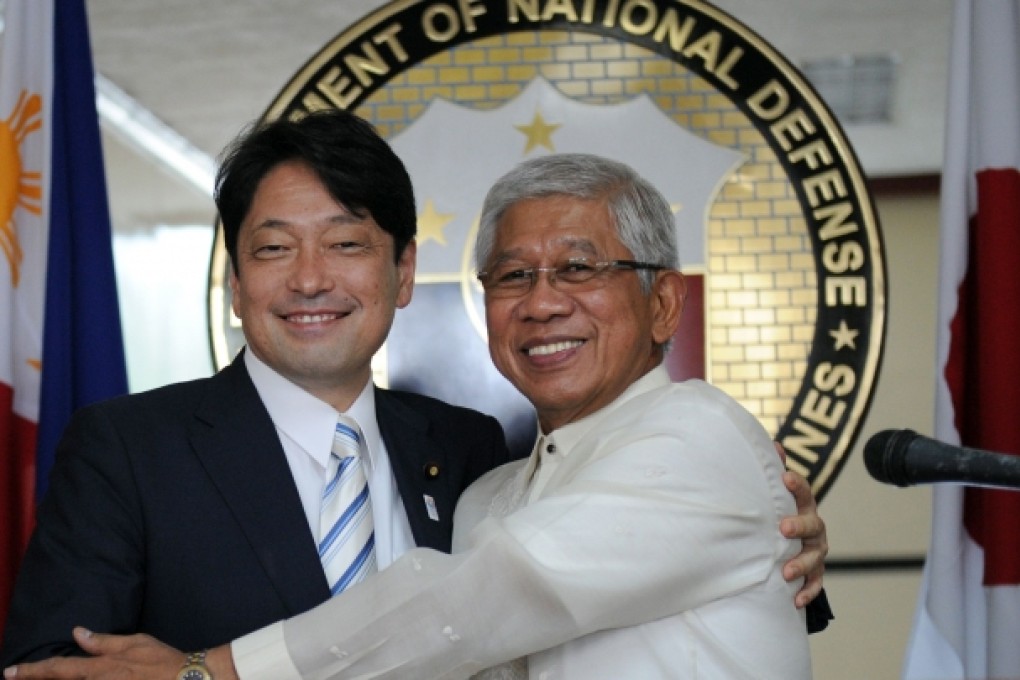 Japanese Defence Minister Itsunori Onodera (L) and his Philippine counterpart Voltaire Gazmin. Photo: AFP