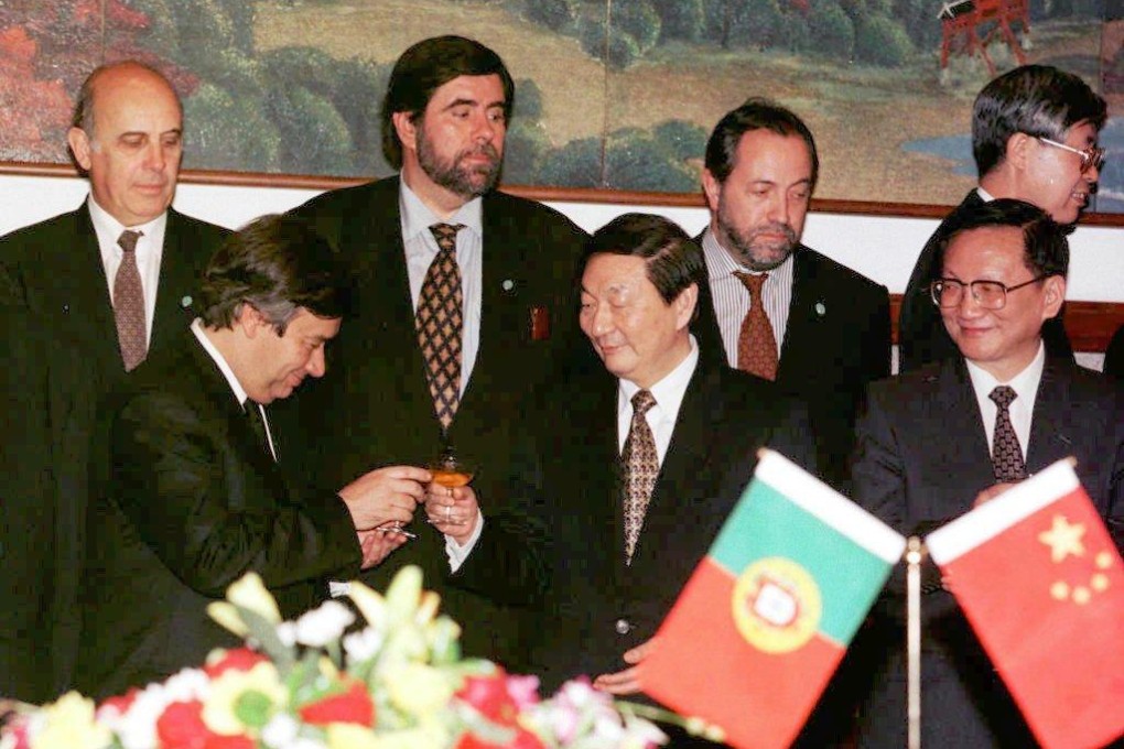 Premier Zhu Rongji and his Portuguese counterpart, Antonio Guterres, share a toast in Beijing on April 21, 1998. Macau was on the agenda. Photo: AFP