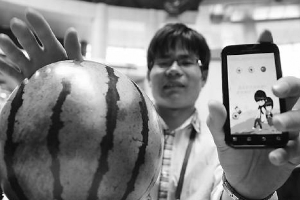 Students from  displaying the 'pick a good watermelon' app. Photo: screenshot via Weibo