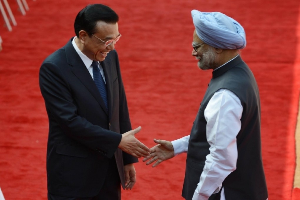 Manmohan Singh welcomes Li Keqiang to Delhi in May. Photo: AFP