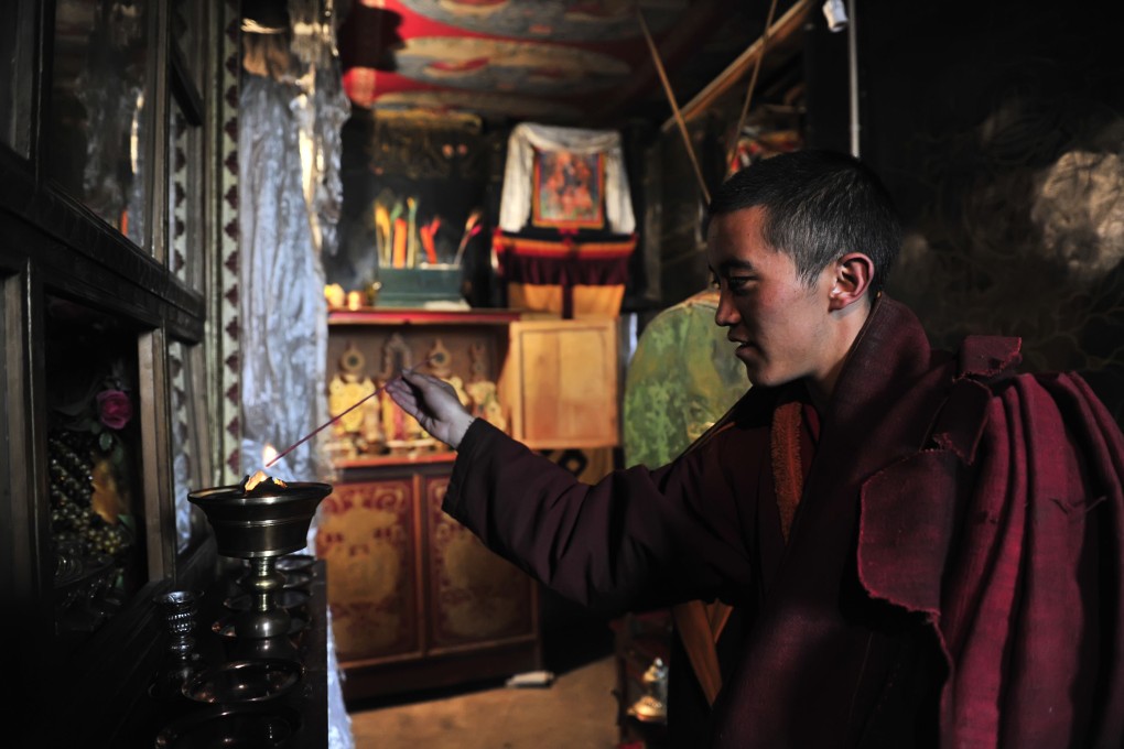 A lama prepares to chant scriptures at the Naimu Temple in Zharen Town of Anduo County, southwest China's Tibet Autonomous Region. Photo: Xinhua