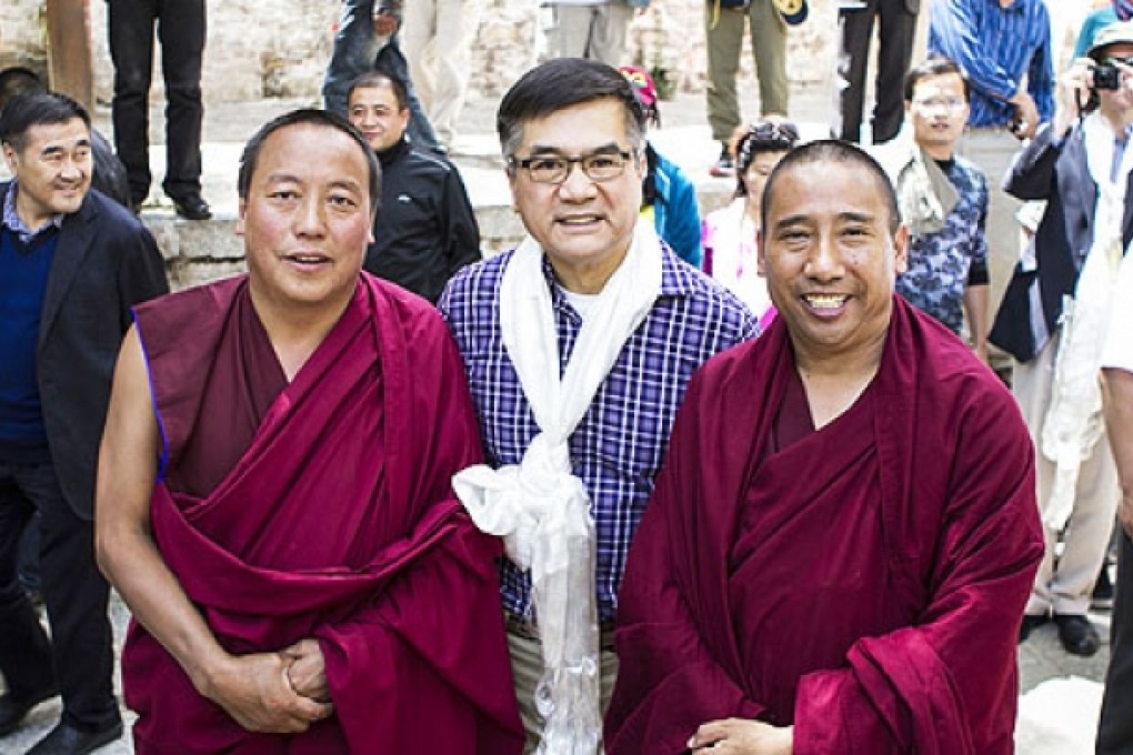 US Ambassador to China Gary Locke (centre) poses for a photo with monks at Sera Monastery in Lhasa, China's Tibet Autonomous Region. Photo: AFP