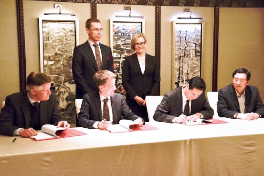 (Standing, from left): Alexander Stubb, Minister for Foreign Trade of Finland; and Marja Aspelund, Finland's Consul General in Shanghai. (Seated, from left): Antti Puurunen, Runtech vice-president of sales and member of board; Jussi Nykänen, CEO and chairman of GreenStream; Zhang Jianlin, general manager, Shandong Guanghua Paper and a signatory to EPC contract; and Xu Hongxiang, vice-general manager, Shandong Henglian Investment