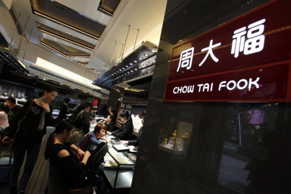 Customers crowd a Chow Tai Fook store in Tsim Sha Tsui.  Photo: Reuters
