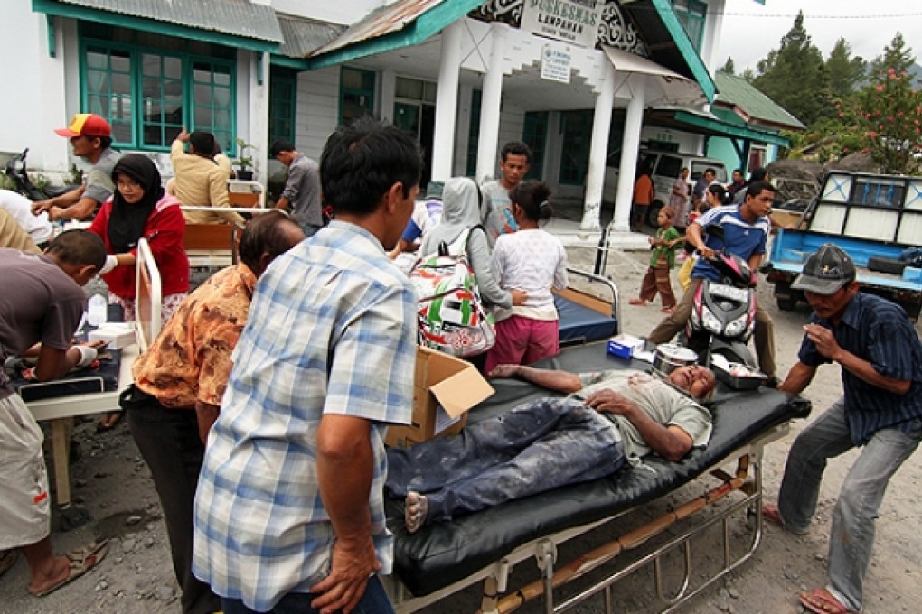 Earthquake victims receive medical treatment outside a community health center in Bener Meriah, Aceh province. Photo: AP