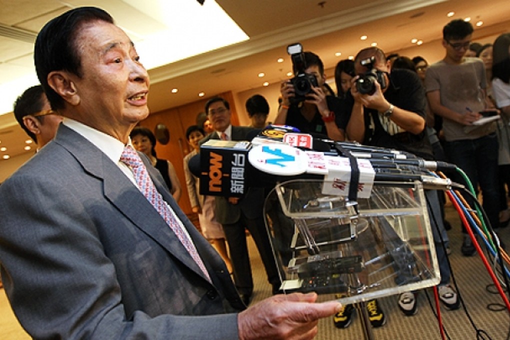Henderson Land Development chairman Lee Shau-kee talks to reporters at the Jockey Club in Happy Valley on Wednesday. Photo: David Wong