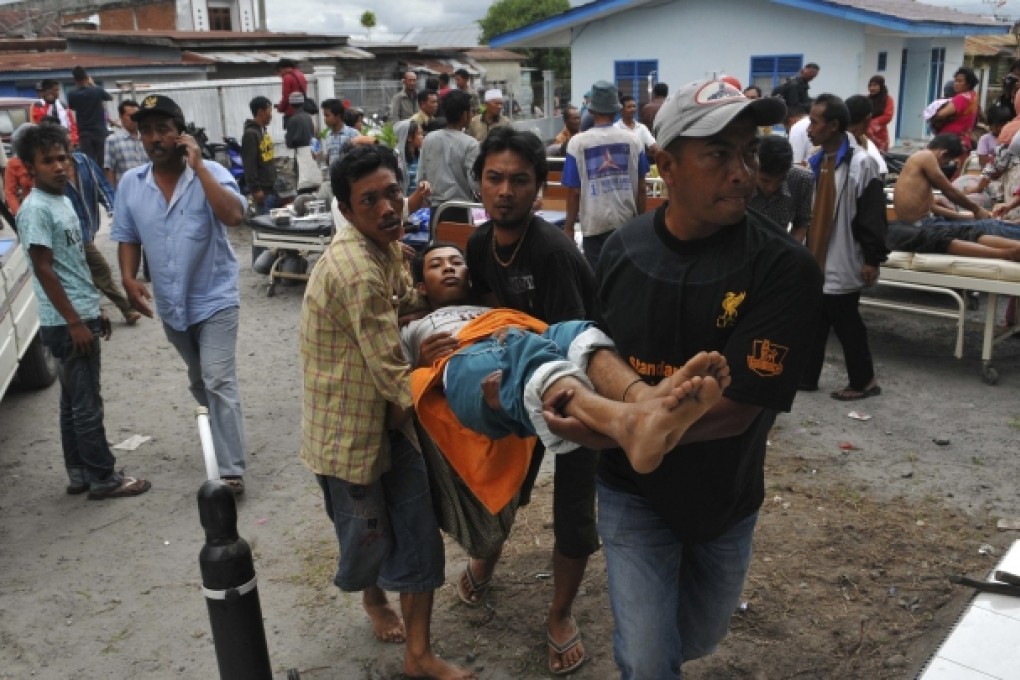 An injured resident is evacuated after a strong earthquake hit in Bener Meriah, Central Aceh. Photo: Reuters