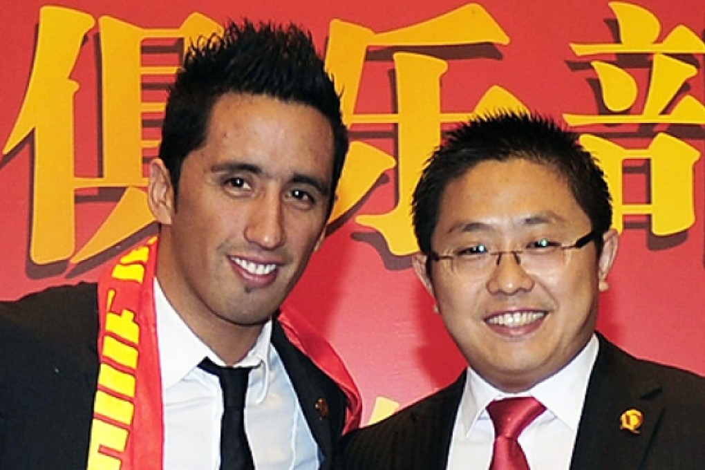 Lucas Barrios with Evergrande team manager Liu Yongzhuo. Photo: AFP