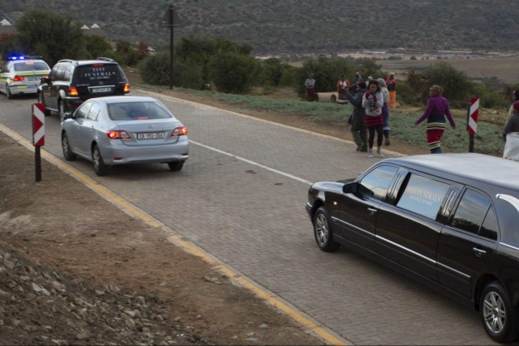 Hearses travel to Mvezo to pick up the remains. Photo: Reuters