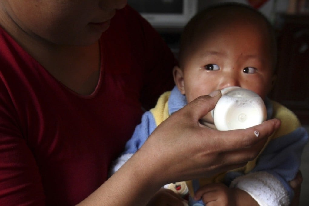 A baby drinks milk from a bottle in Yongan, in eastern China's Shandong province. Photo: AP