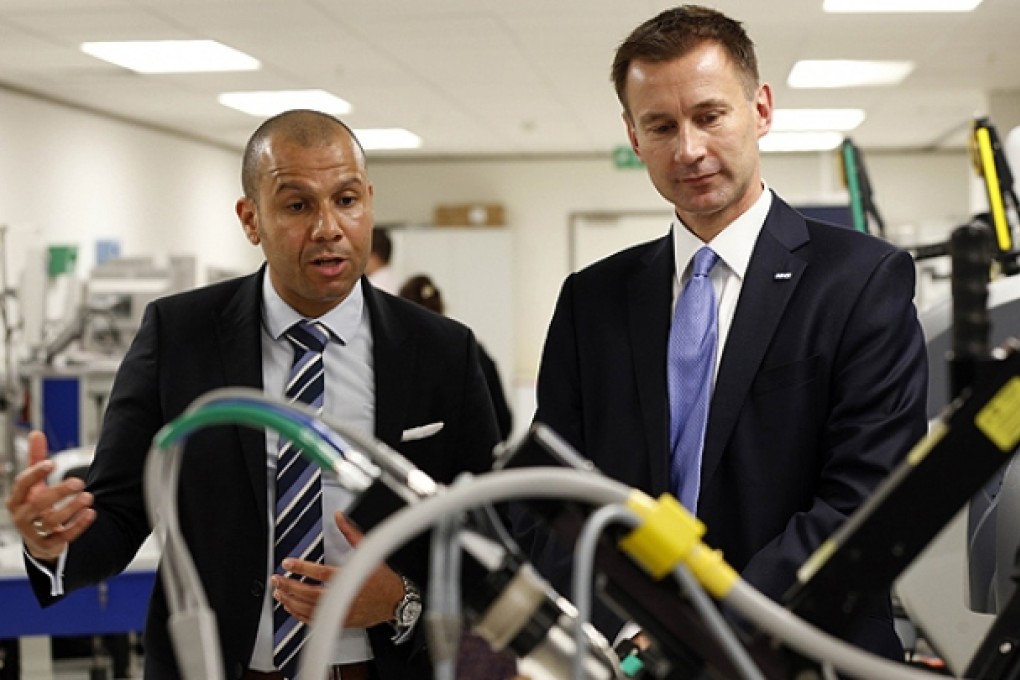 British Health Secretary Jeremy Hunt (right). Photo: AFP