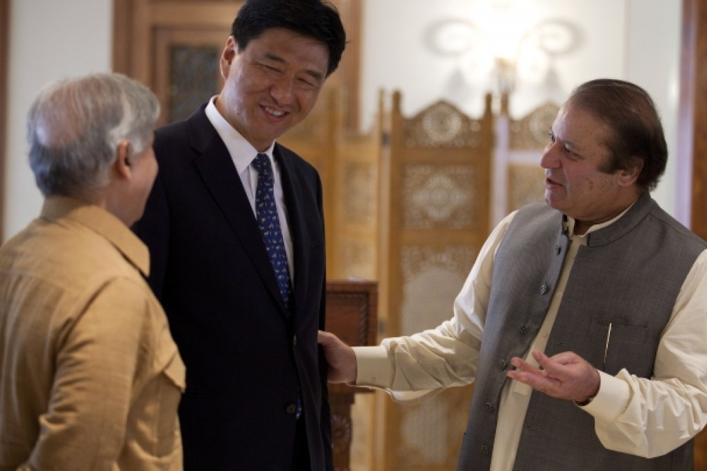 Pakistan's Prime Minister Nawaz Sharif, from right, talks with Wang Yitong, the head of a Chinese business delegation, as Sharif's brother Shahbaz Sharif looks on,after an agreement signing ceremony at the prime minister secretariat in Islamabad, Pakistan on June 14, 2013. Photo: AP