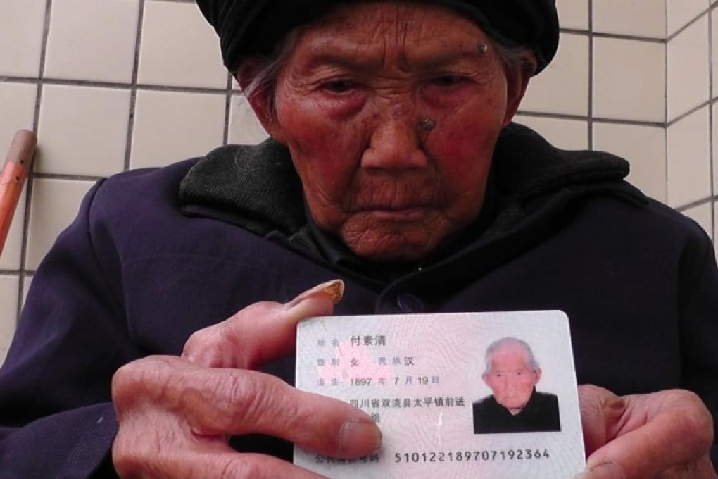 Fu Suqing holds her identity card, which shows her birthday as July 19, 1897. Photo: Screenshot via chenzhou.gov