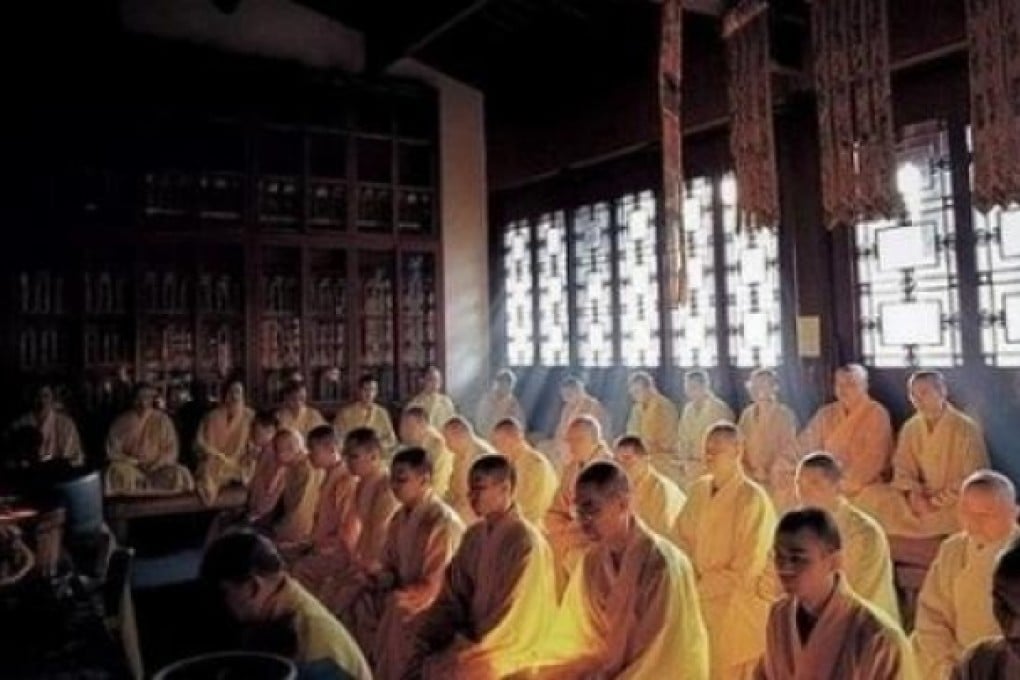 Monks meditating in Ci'en Temple. Photo: Screenshot via Sina Weibo