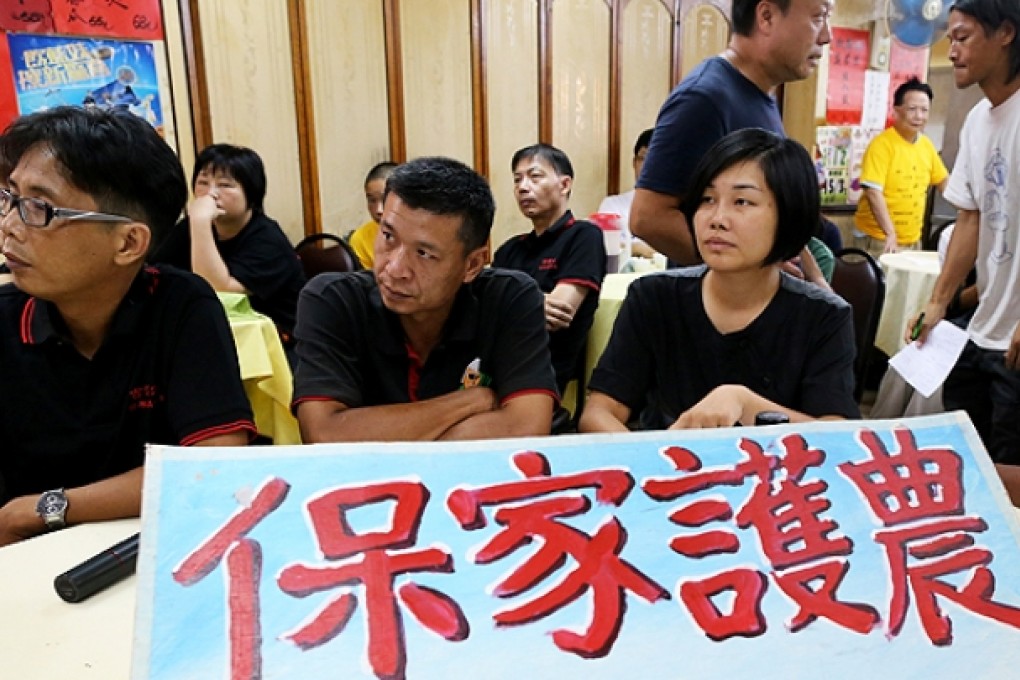 Residents of Kwu Tung, Ta Kwu Ling and North Fanling watch a live TV broadcast as Secretary for Development Paul Chan reads out the results of the North East New Territories New Development Areas Planning and Engineering Study. Photo: Dickson Lee