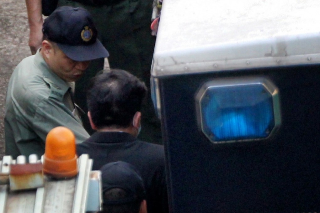 Correctional Services officers escort Peter Chan from Lai Chi Kok Reception Centre to head for the High Court. Photo: Felix Wong