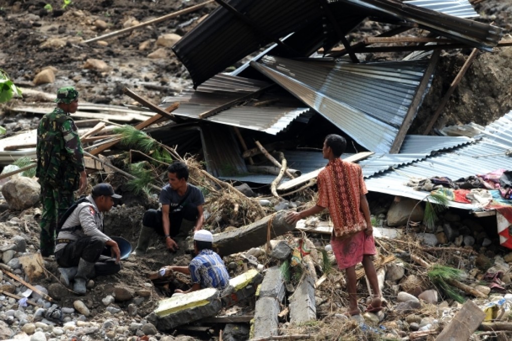 Rescuers search for missing people in the debris of houses at Serempah village in Central Aceh, Indonesia after Tuesday's earthquake. Photo: Xinhua