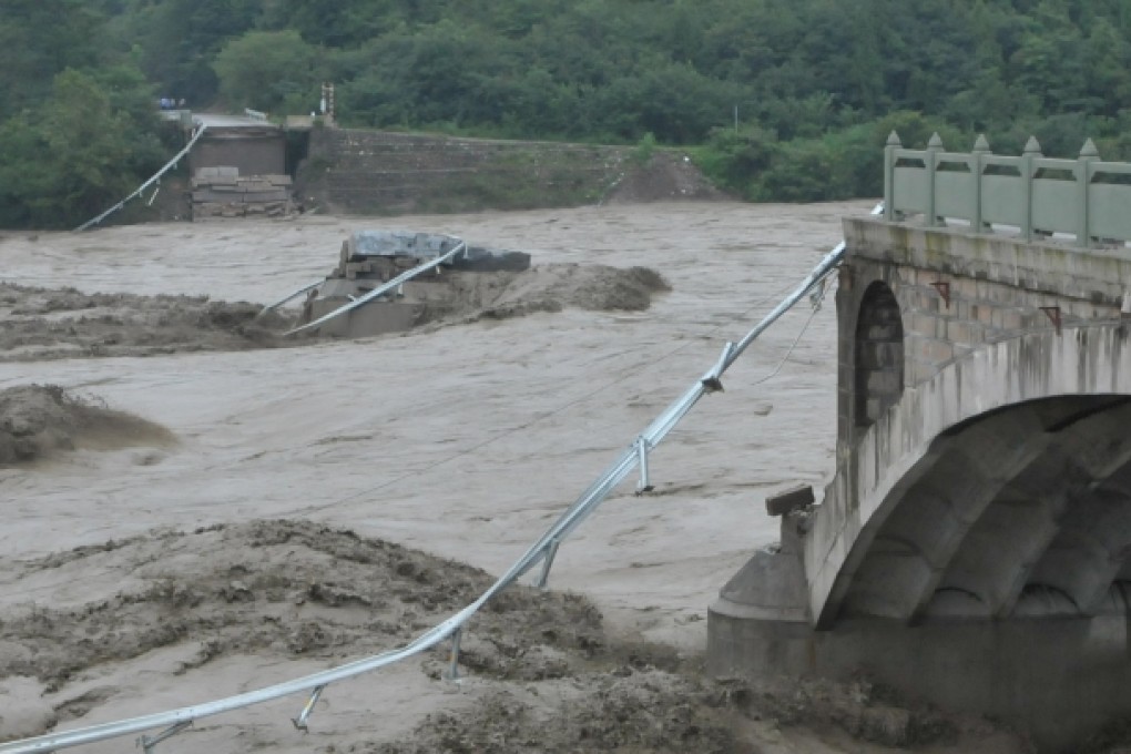 Five vehicles plunged into the Tongkou River when the Qinglian bridge collapsed in Jiangyou, Sichuan. Photo: Xinhua