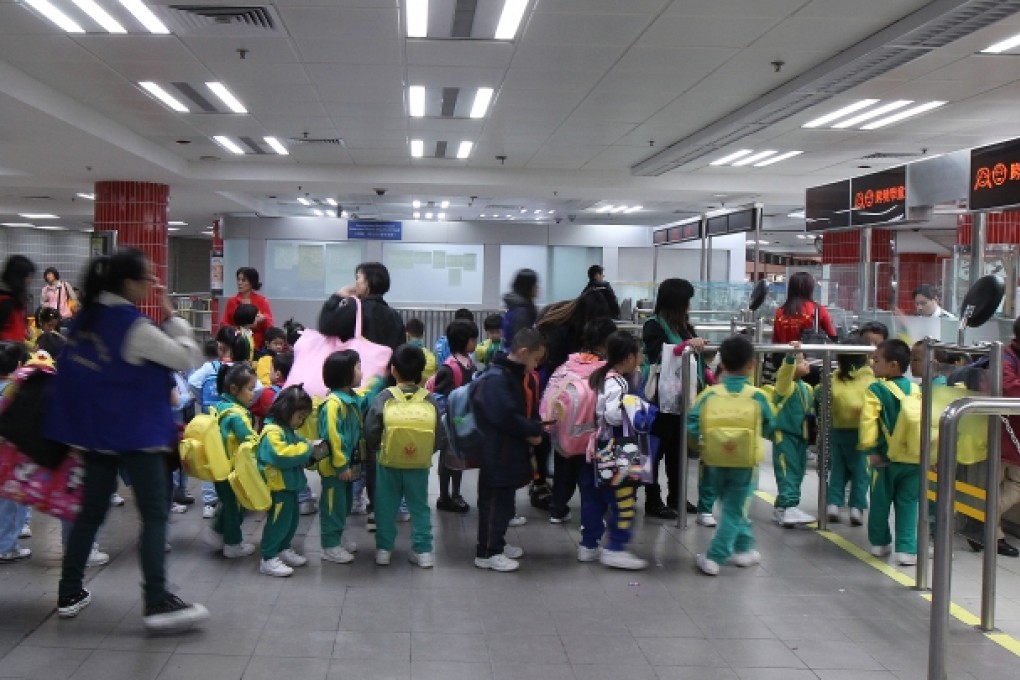Mainland students queue at the Lo Wu border checkpoint. Photo: SCMP