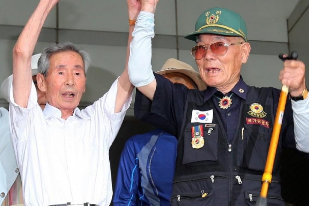 Yeo Yoon-taek (left) and Lee Chun-sik, victims of forced labour during the second world war, celebrate their legal victory.Photo: EPA.