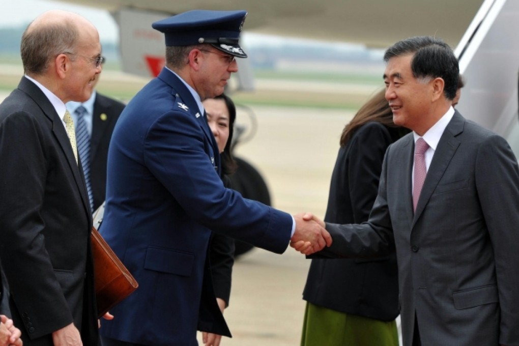 Acting as special representatives of Chinese President Xi Jinping, Vice Premier Wang Yang and State Councilor Yang Jiechi (Unseen) arrive in Washington DC for the fifth China-US Strategic and Economic Dialogue, July 9, 2013. Photo: Xinhua