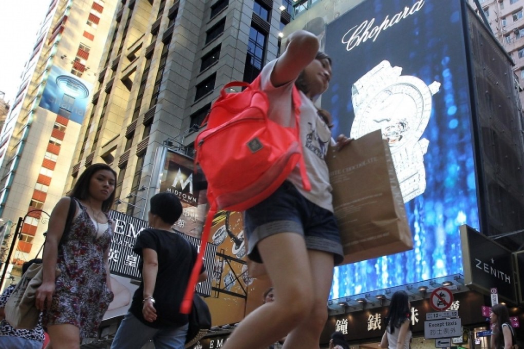 Shoppers vote with their feet for the pulling power of Russell Street in Causeway Bay. Photo: K.Y. Cheng