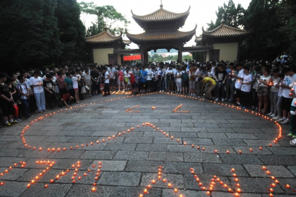 People gather in China's eastern Zhejiang province to mourn two Chinese girls killed in a South Korean passenger jet crash. Photo: AFP