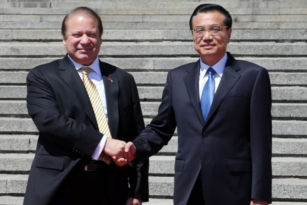 Chinese Premier Li Keqiang (R) holds a welcoming ceremony for visiting Pakistani Prime Minister Nawaz Sharif. Photo: Xinhua