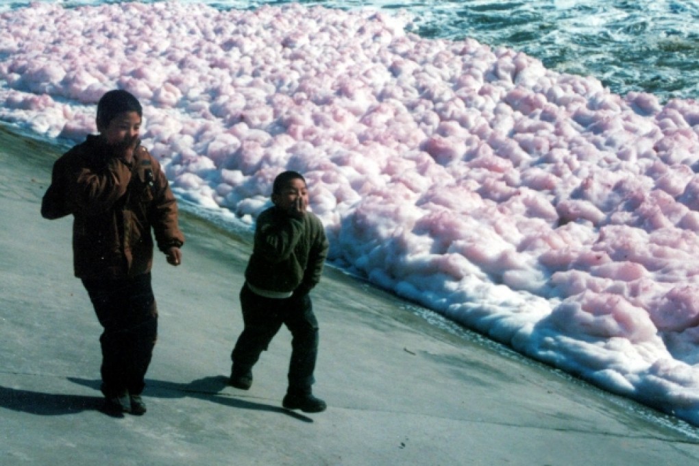 Boys in 2004 cover their noses from an industrial spill on the Huai River, which suffered decades of pollution. Photo: SCMP
