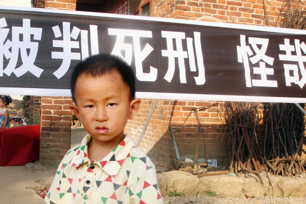Children play outside the funeral home in Yangshiao village, Shaoyang , where Zeng Chengjie's ashes were kept. Photo: Mimi Lau