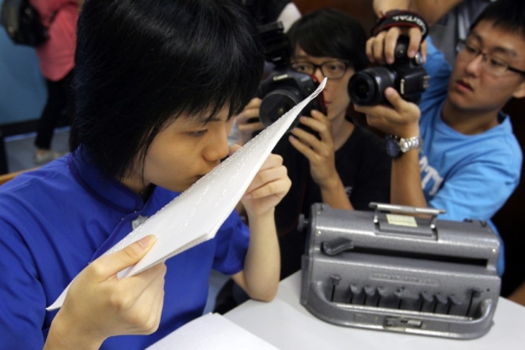 Tsang Tsz-kwan demonstrates the study technique that saw her star in the HKDSE exams. Photo: Jonathan Wong