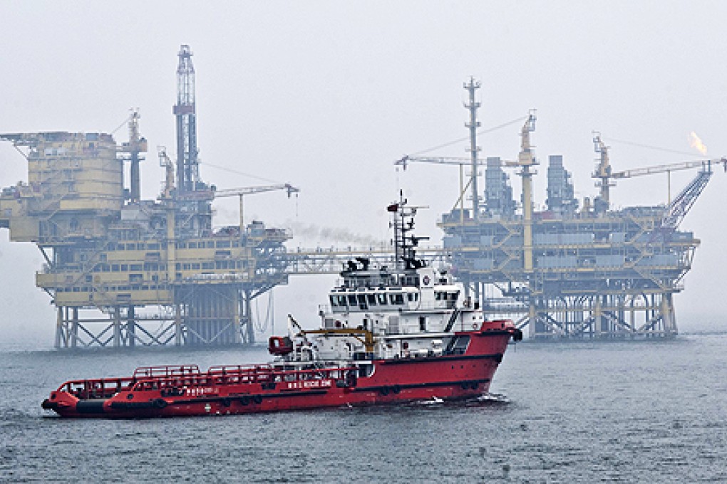 A ship sails near platform B in Penglai 19-3 oilfield in north China's Bohai Bay. Photo: Xinhua