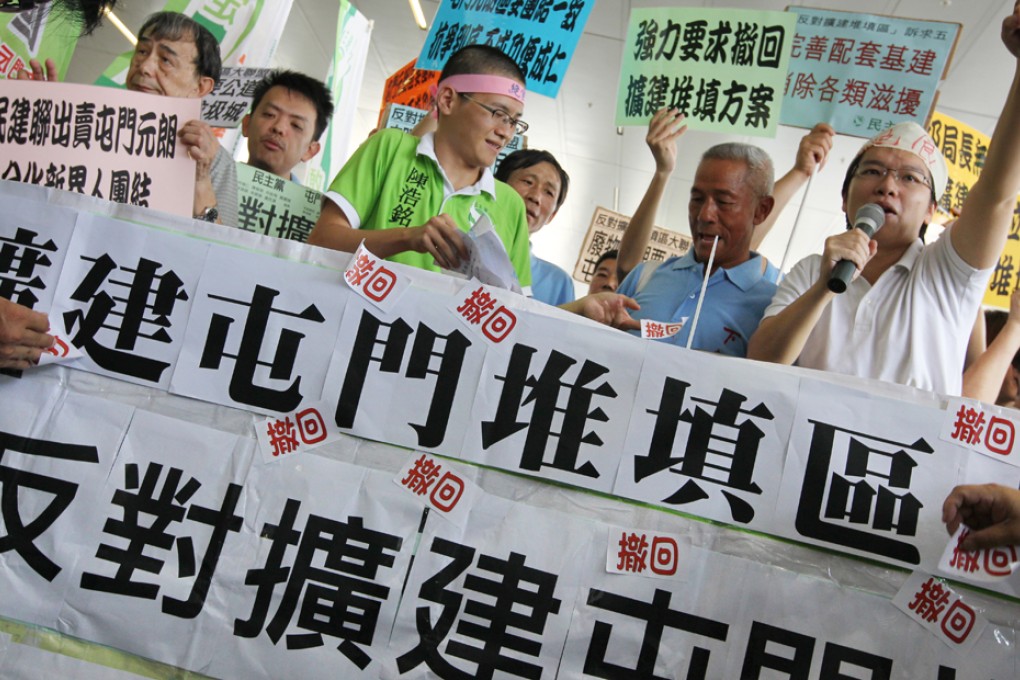 Protesters against Tuen Mun landfill proposal.