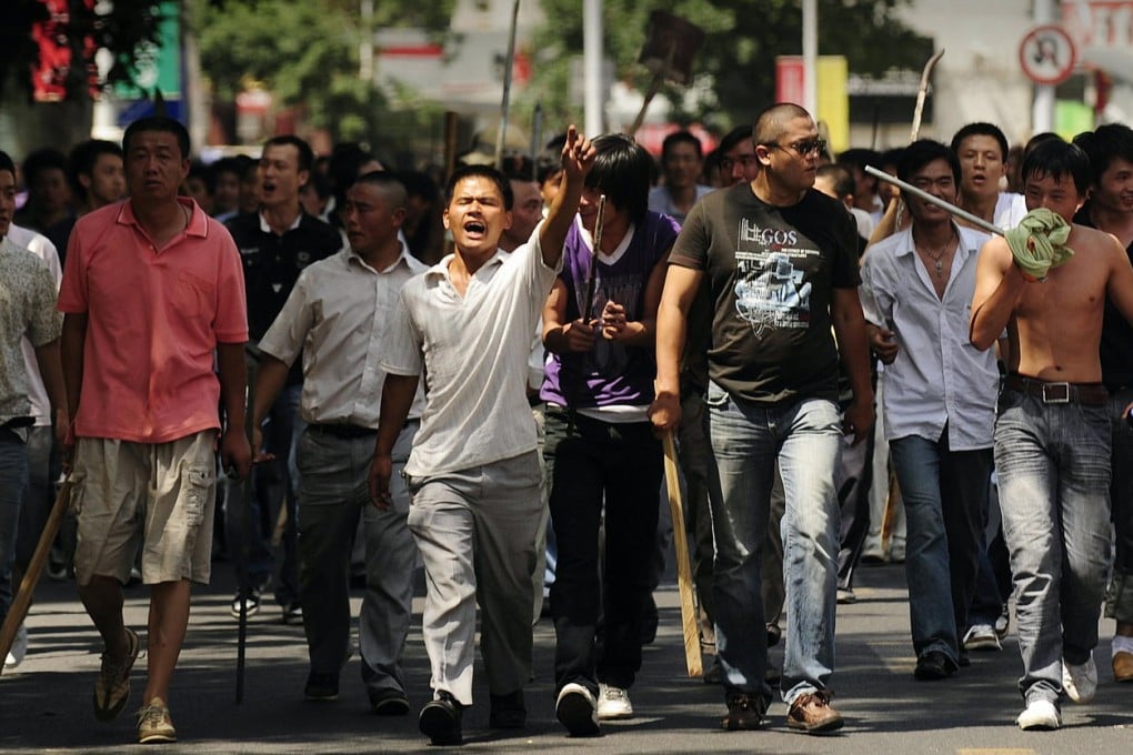 A large group of Han take to the streets with sticks and shovels during ethnic unrest in Urumqi in July 2009. Rioting claimed at least 156 lives. Photo: AFP
