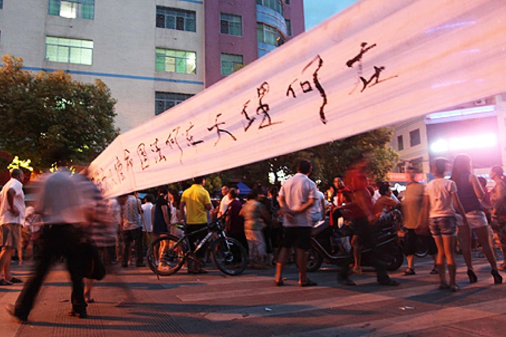People protest after a fruit seller Deng Zhengjia died in Linwu county, central China's Hunan province on Wednesday. Photo: AFP