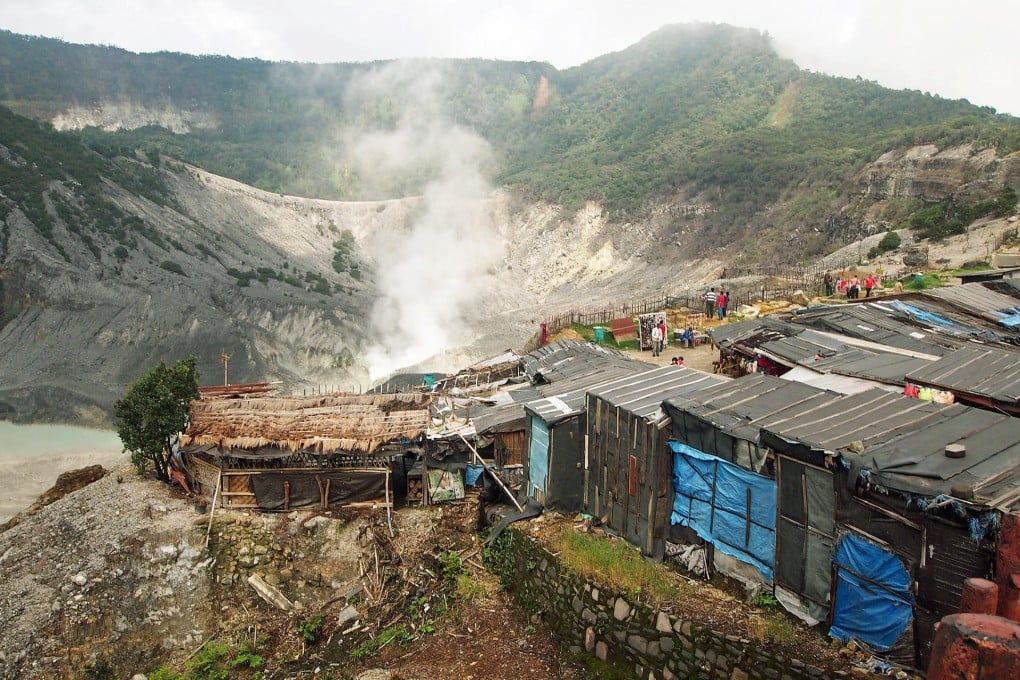 Tourist stalls on the rim of Tangkuban Perahu. Photo: Martin Williams