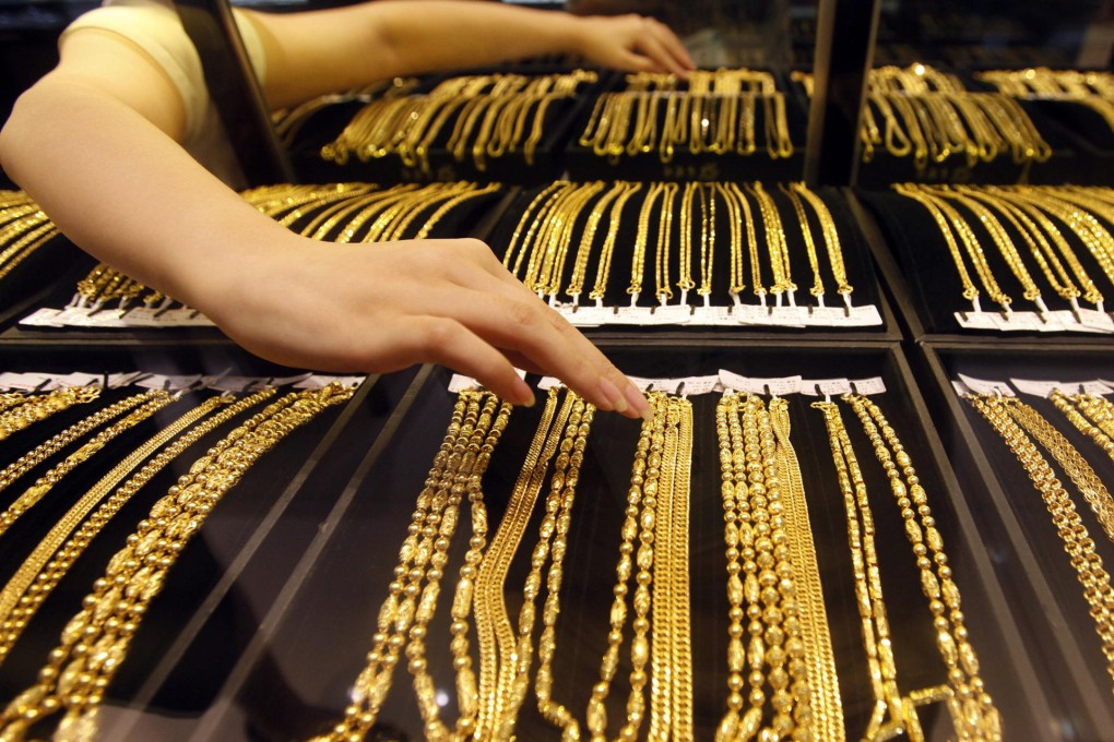 A jewellery industry association allegedly urged its members to set prices for gold and platinum products at its "middle price". Photo: Reuters