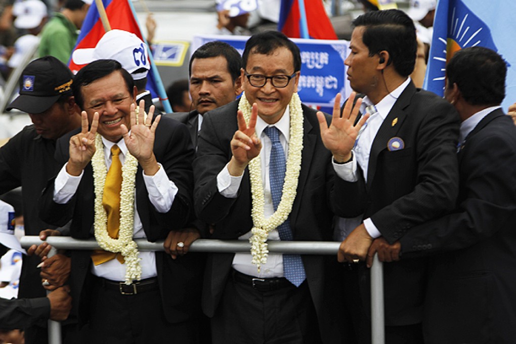 Sam Rainsy waves to wellwishers in Phnom Penh