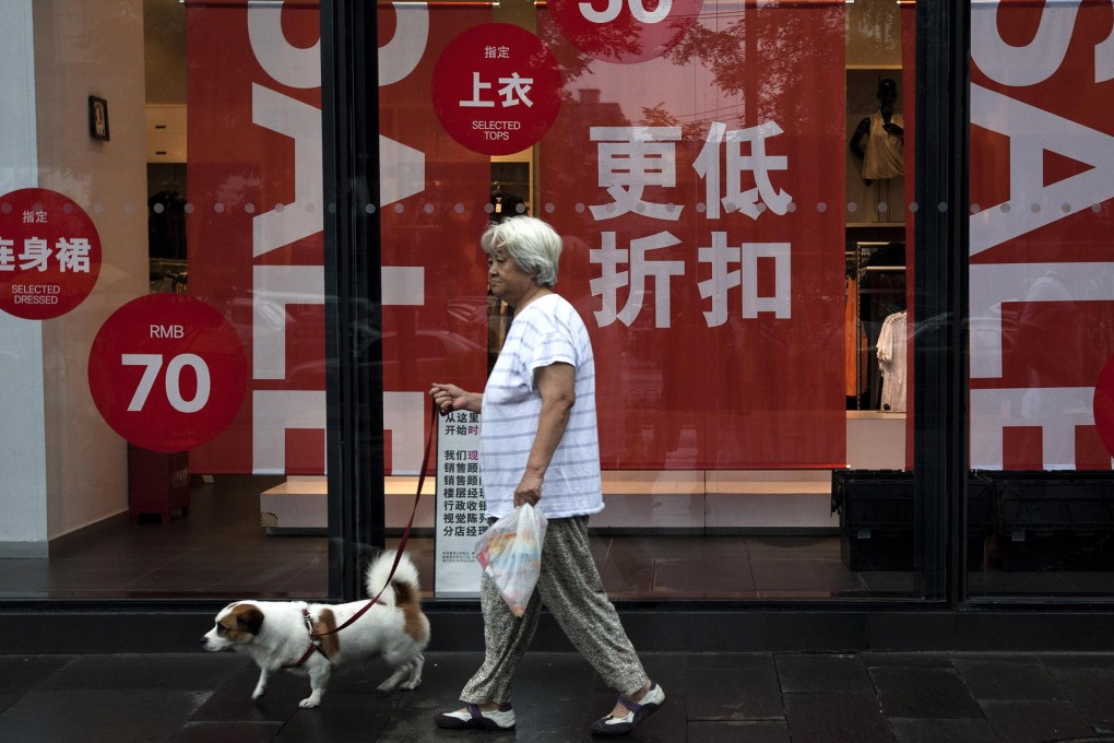 Mainland shops are likely to feel the spending chill as more and more consumers want to save more money in the wake of the economic slowdown. Photo: AP