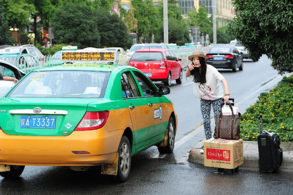 Liu Hsiang Mei tries to find a taxi in Xi'an. Photo: Screenshot via People's Daily