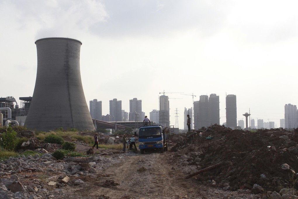 Migrant workers collect steel for recycling at an abandoned steel plant in Wuxi, Jiangsu. Photo: Reuters