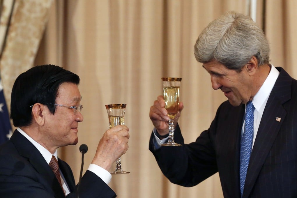 US Secretary of State John Kerry (right) offers a toast to Vietnam's President Truong Tan Sang in Washington. Photo: Reuters
