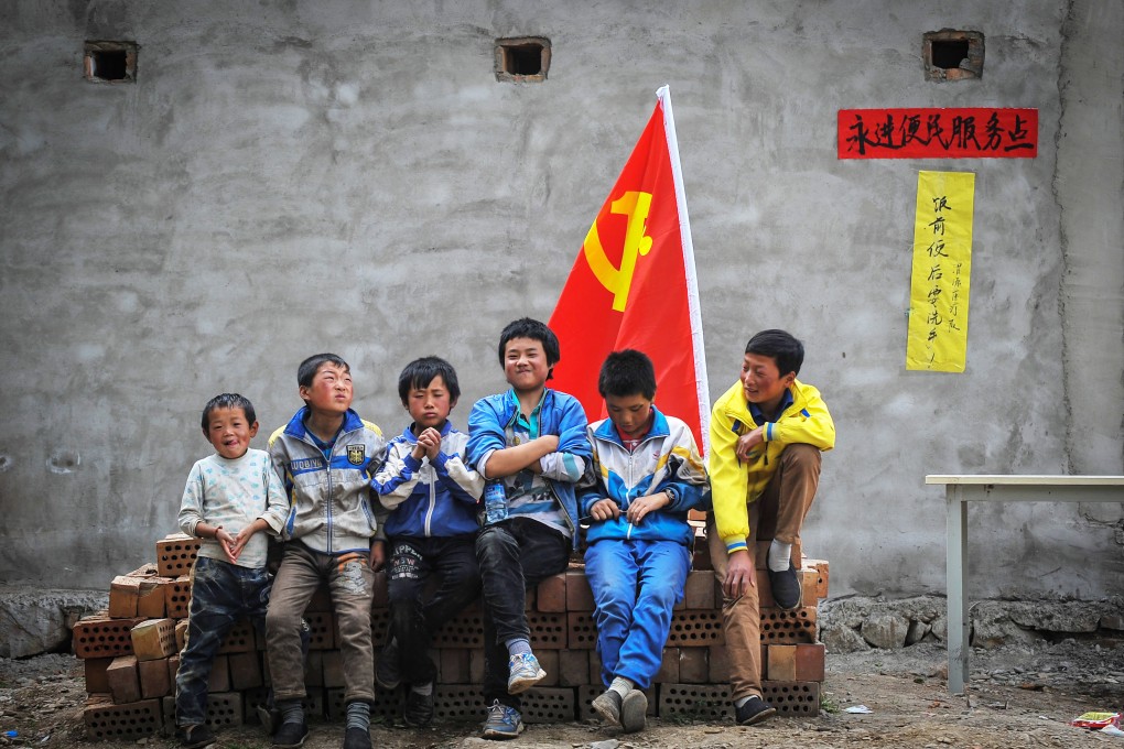 Children rest at a service point in Shendu Township of quake-hit Minxian County, northwest China's Gansu Province, July 24, 2013. Photo: Xinhua