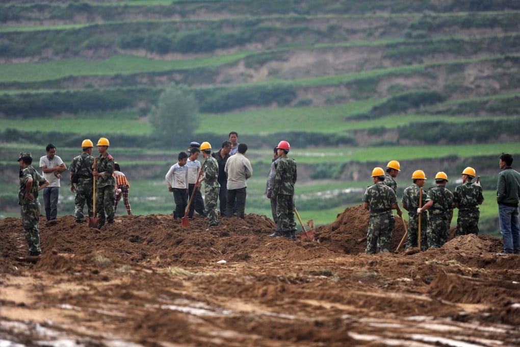 Rescuers helping villagers in Yongguang township, after most of their crops were damaged by the recent earthquakes and mudslides in Minxian county in Dingxi, northwest China's Gansu province. Photo: AFP