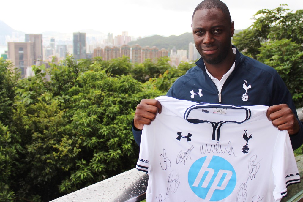 Former captain Ledley King with the signed shirt the club donated to ailing Hong Kong-based Spurs fan Mac McGolpin. Photo: SMP