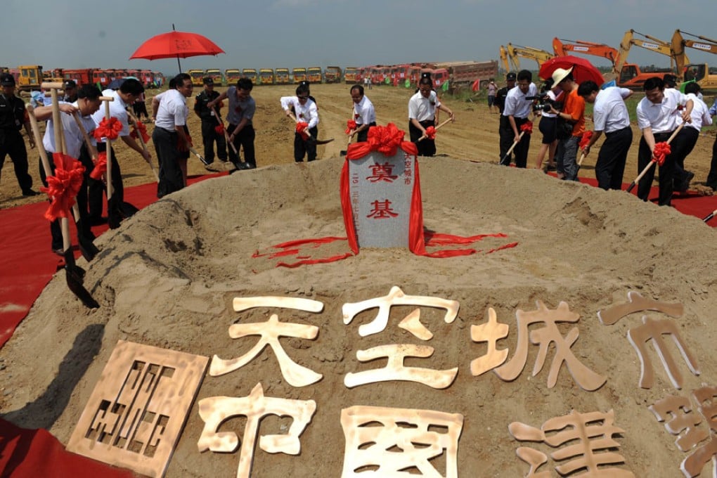 People attending the groundbreaking ceremony of the "Sky City" building, claimed to be the world highest buidling with a total height of 838 meters, in Changsha, central China's Hunan province. Photo: AFP