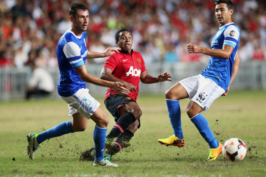 Man United's Anderson is confronted by Kitchee's Fernando Recio (left) and Matt Lam. Photo: Felix Wong