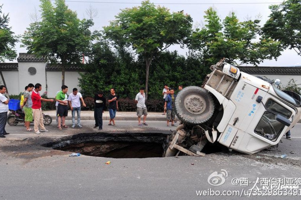 A sinkhole in Xian, Shaanxi, on Saturday. Photo: Screenshot via Sina Weibo