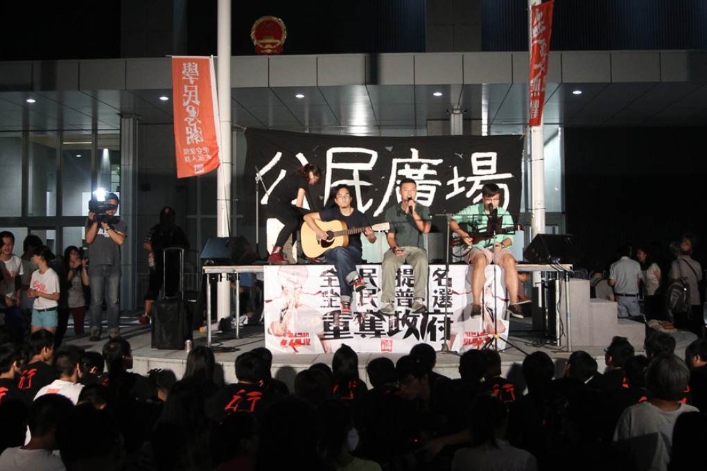 Scholarism organises a forum on constitutional reform outside government headquarters in Tamar. Photo: Sam Tsang