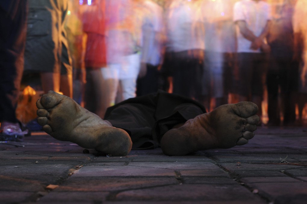 People gather around the body of Deng Zhengjia on July 17. Photo: AP